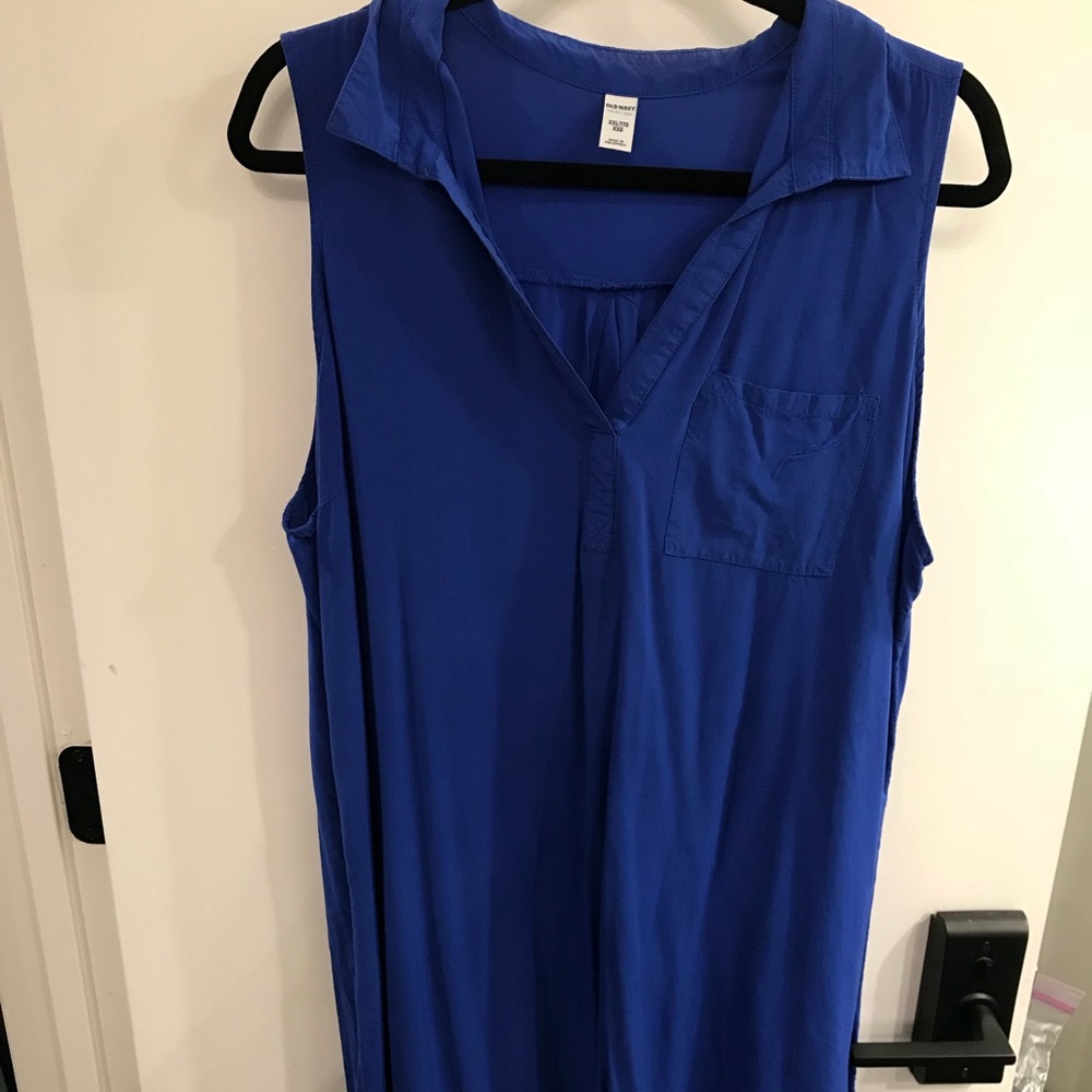 Sleeveless dress with collar and front pocket